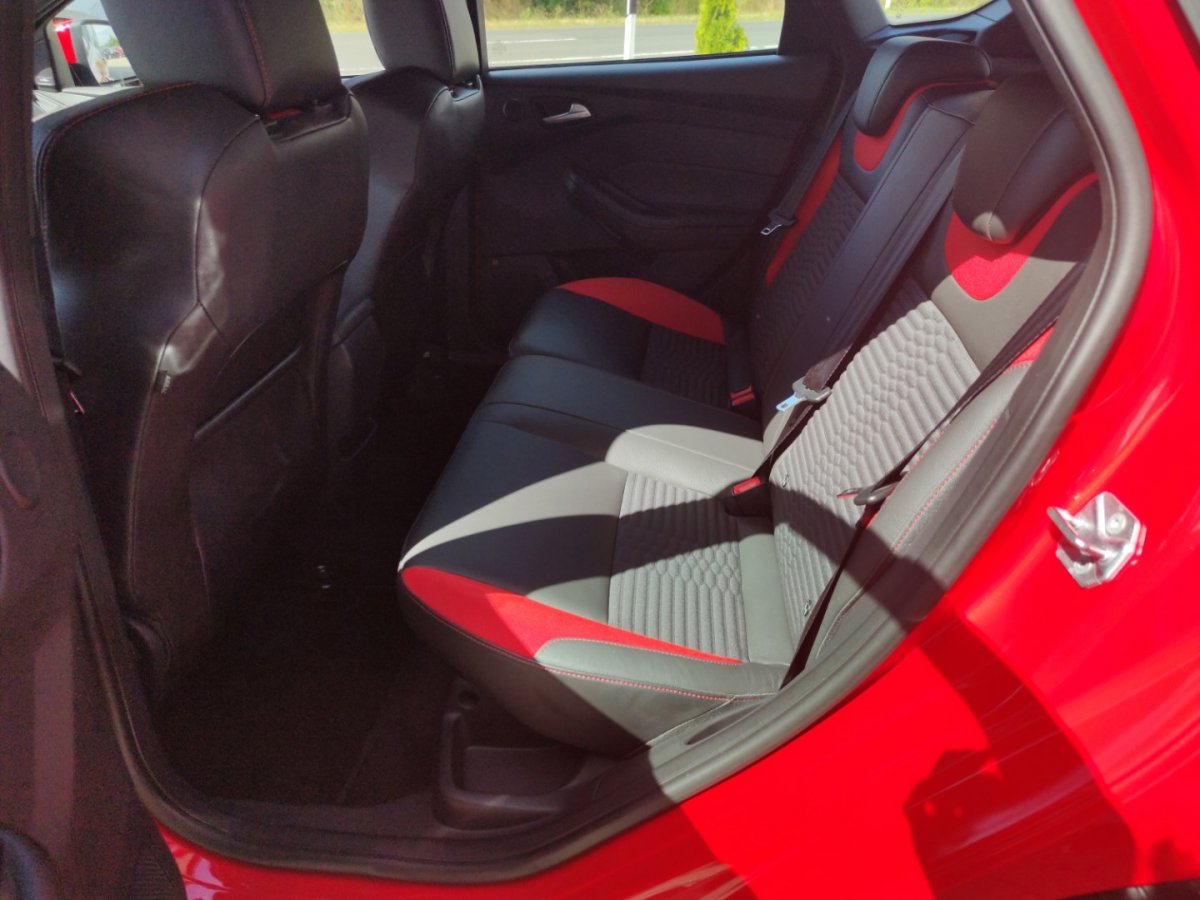 Ford Focus Focus ST Bi-Xenon Recaro Sitze Klimaaut Freispre - 